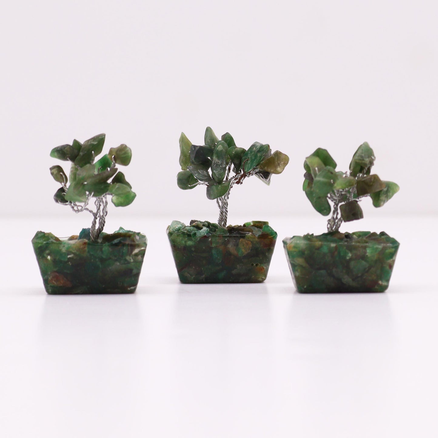 Mini-Edelsteinbaum aus Green Aventurin auf Orgonit-Basis (15 Steine)