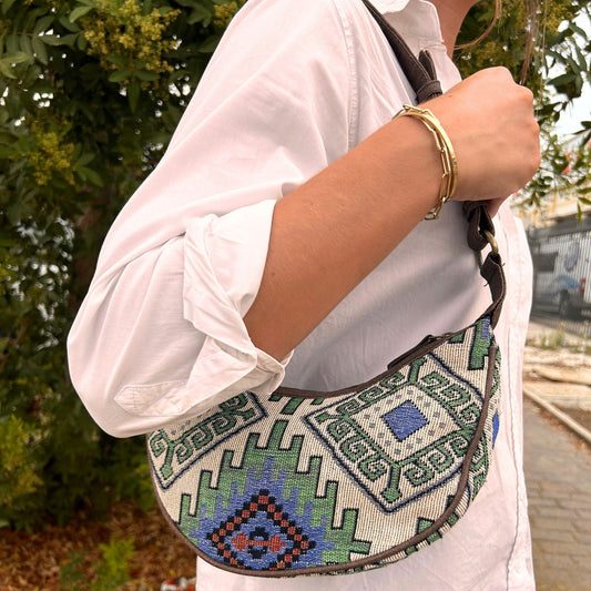 Hobo Tasche in Geo-Grün mit braunem Trageriemen – Handgewebter Baumwoll-Jacquard
