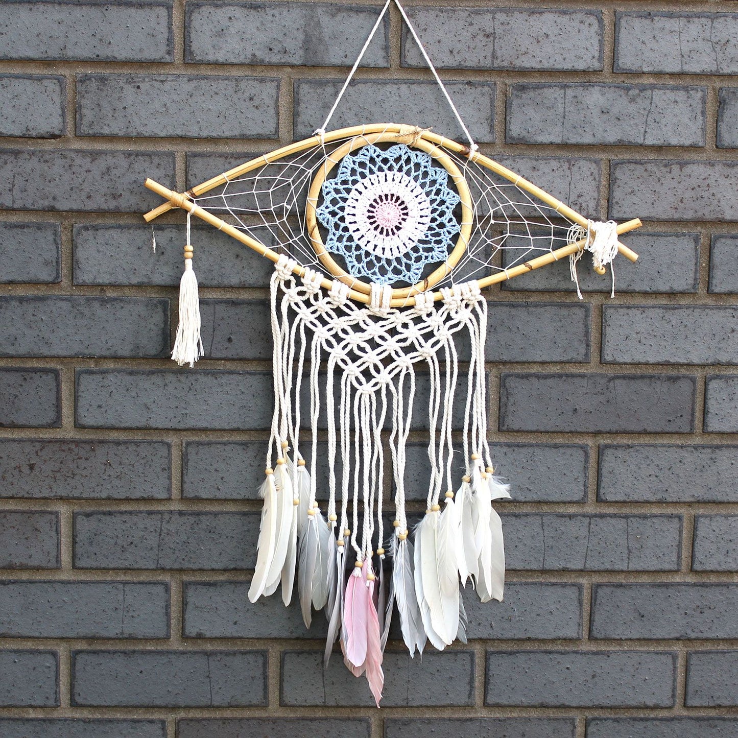 Makramee Traumfänger mit Schutzauge – Blau, Weiß, Rosa | Handgefertigter Wandschmuck