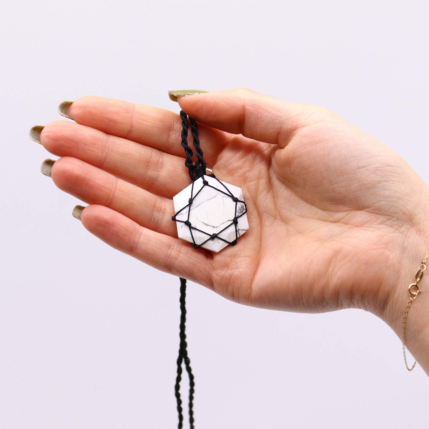 Handgeschnürter Hexagon-Anhänger aus weißem Howlit – Edelsteinschmuck mit verstellbarer Kordel
