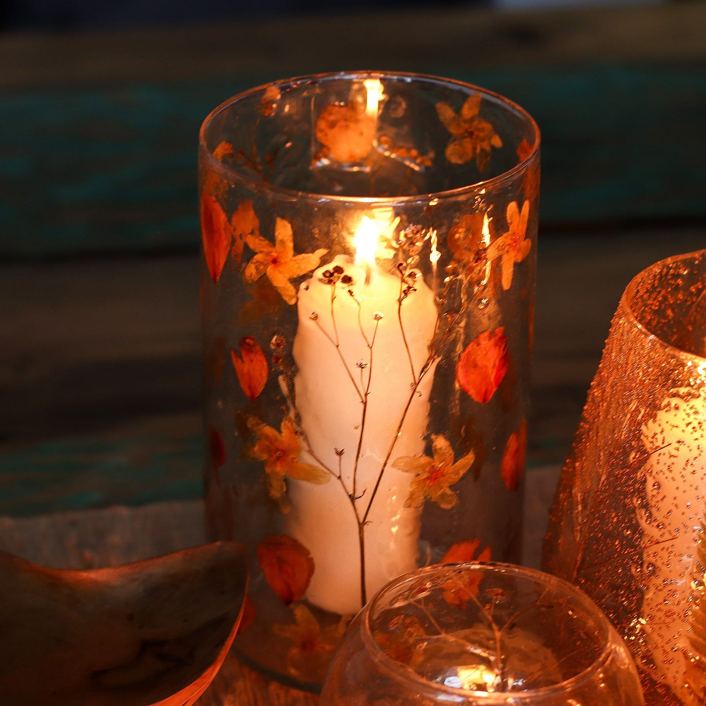 Hoher Kerzenhalter 'Rose' – Natürliches Lichtspiel aus recyceltem Glas