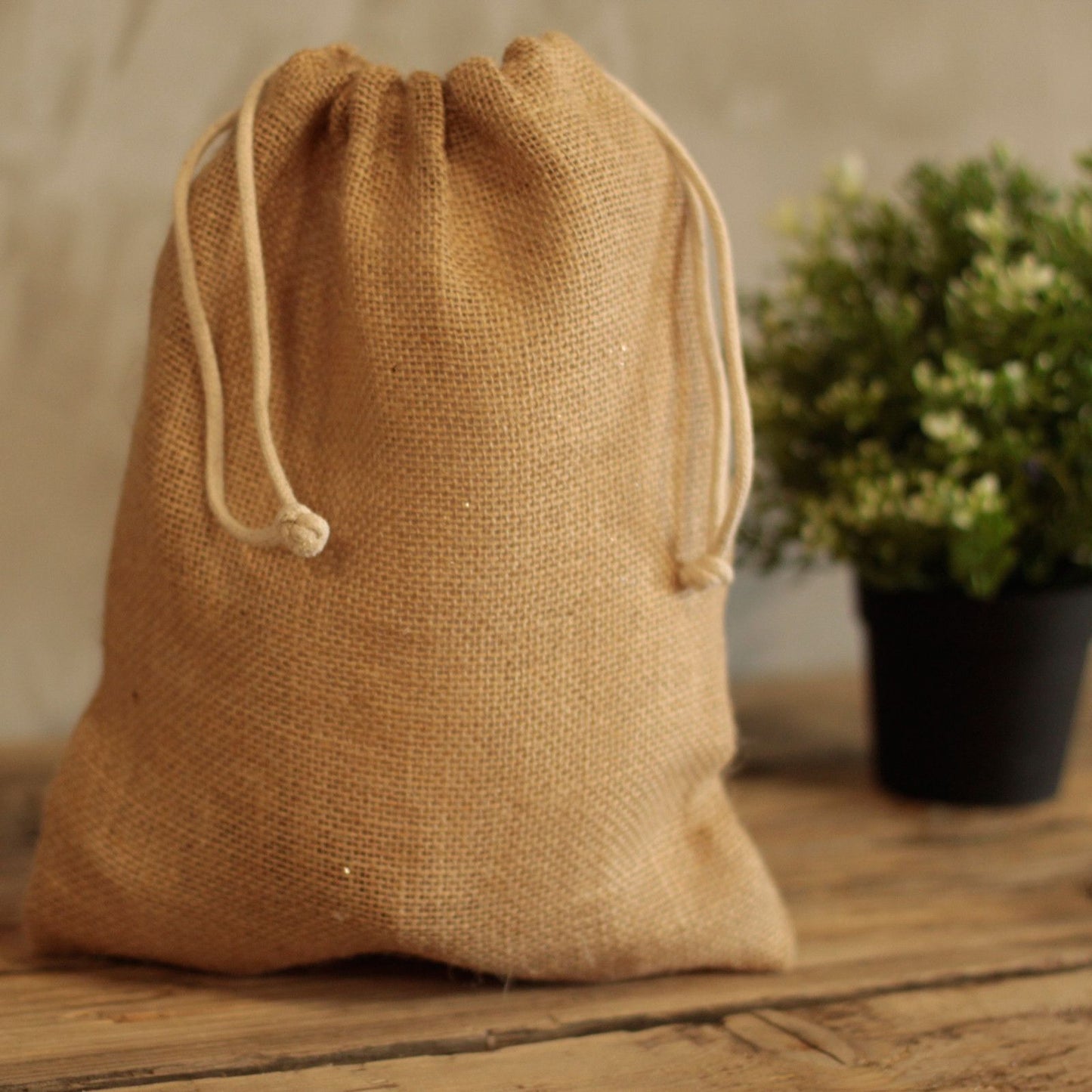 Natürlicher Jutebeutel 24x30 cm - Mit Kordel, für nachhaltige Geschenke