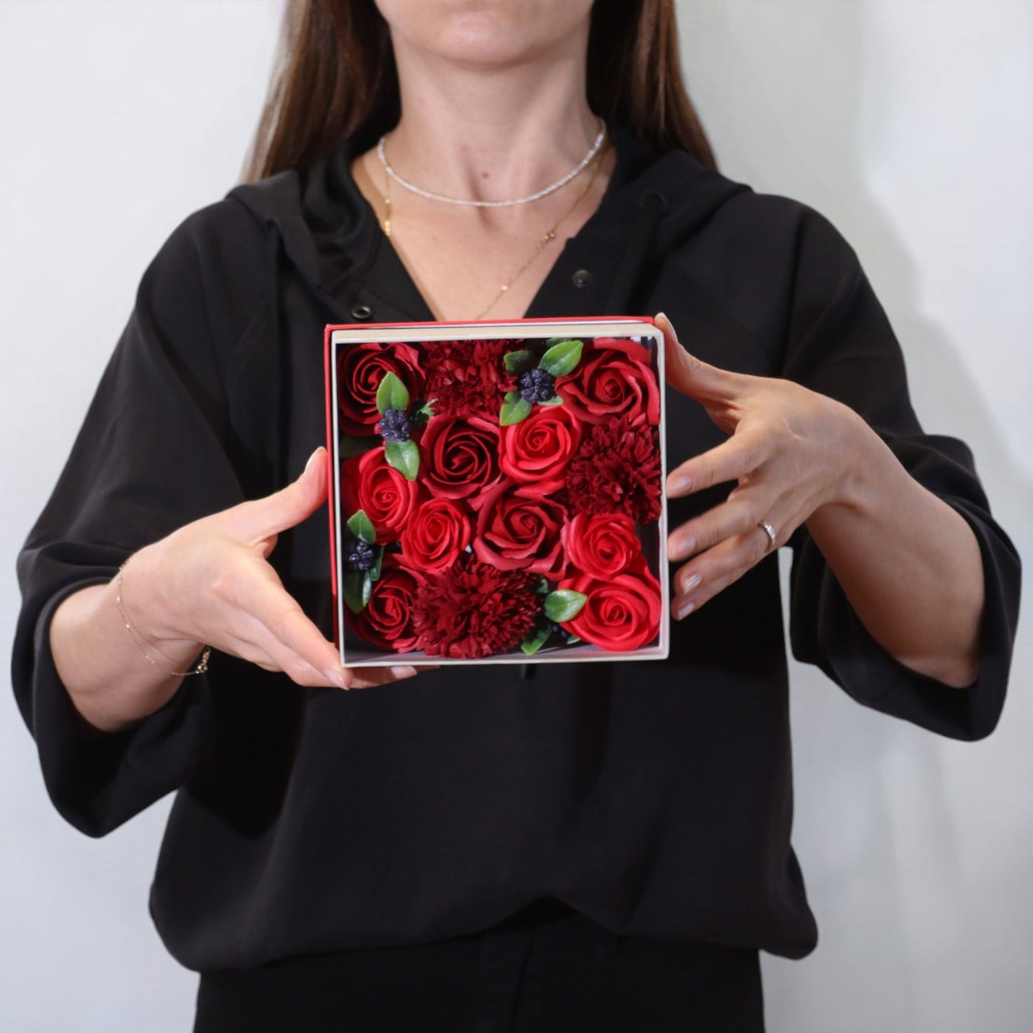 Quadratische Geschenkbox mit klassischen roten Seifenrosen