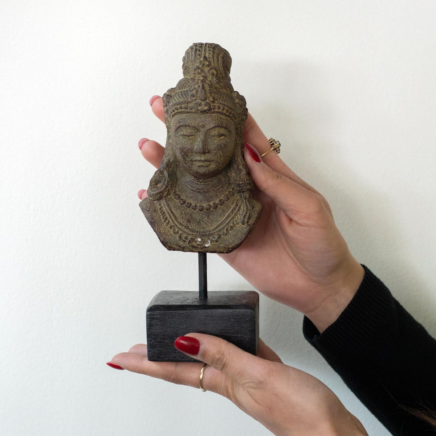 Statue Graue Prinzessin Java - Handgefertigte Betonfigur auf Jempinis-Holzsockel