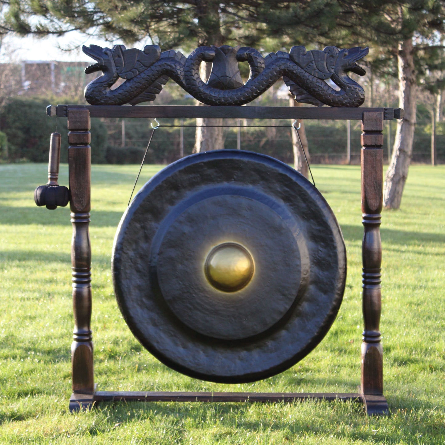 Handgefertigter Bali-Gong 80 cm mit antikem Holzständer in Schwarz