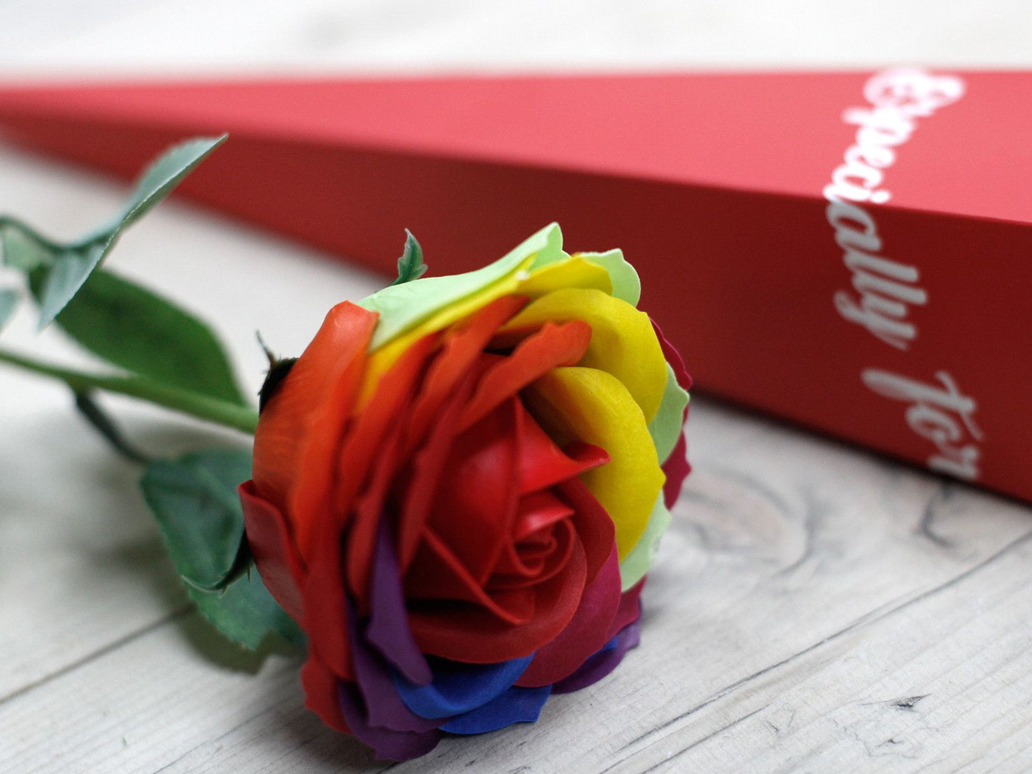 Seifenblume Regenbogen – Handgefertigte Baderose für weiche Haut