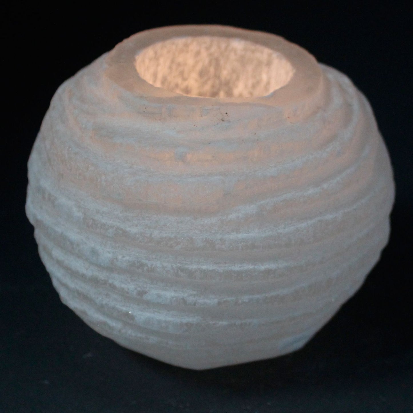 Selenit-Kerzenhalter 'Schneekugel' mit Naturkante – 8 cm