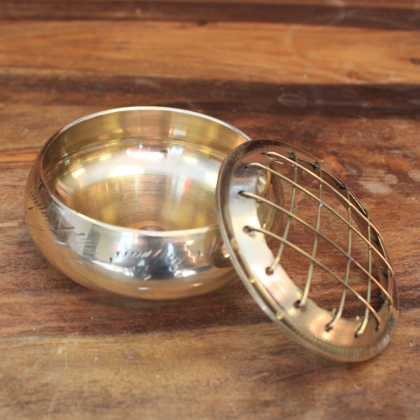 Traditionelles Räuchergefäß aus Messing mit Siebdeckel – Für Räucherkohle & Harze