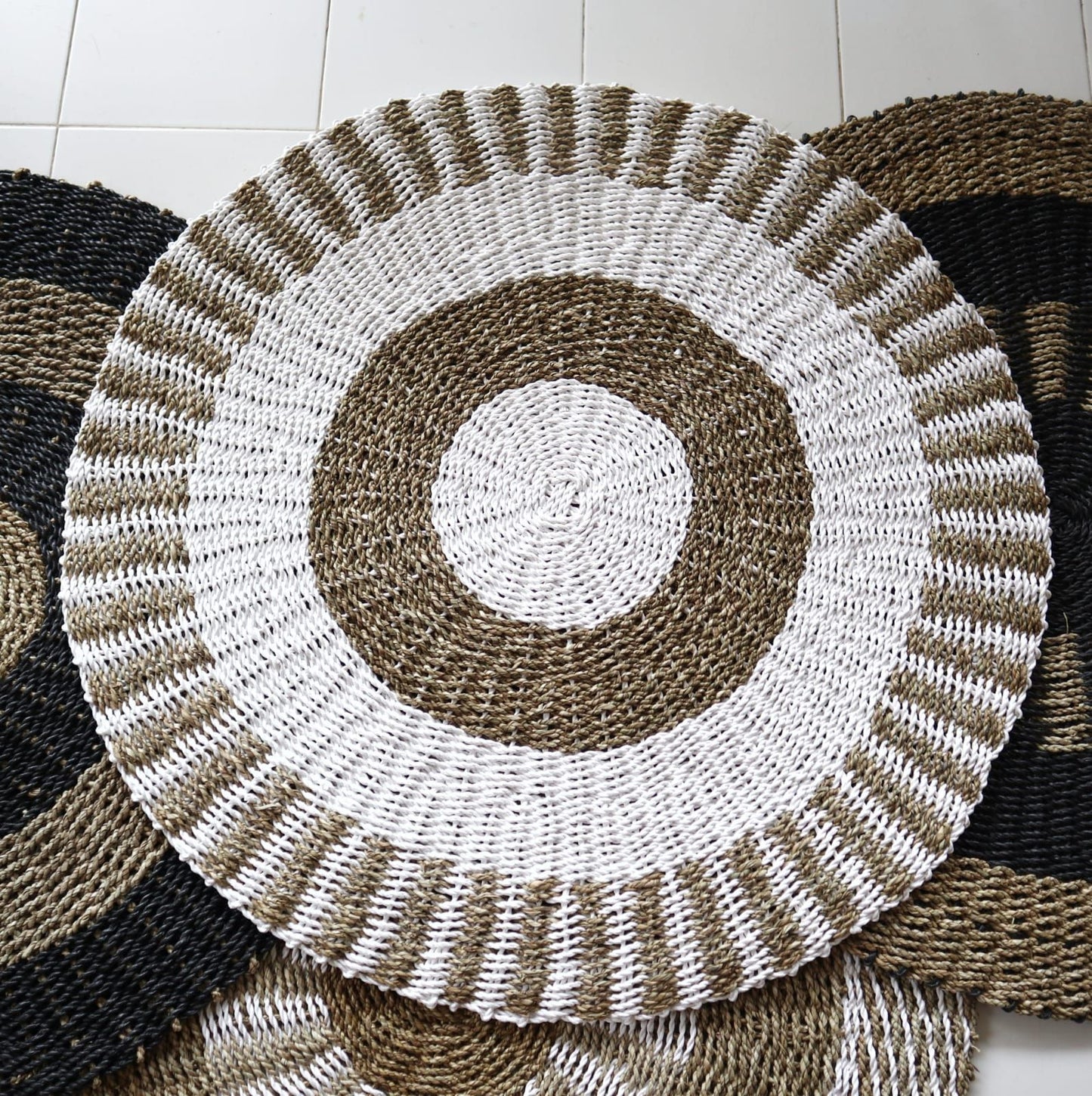Handgewebter Rundteppich aus Seegras in Weiß & Beige, 100 cm