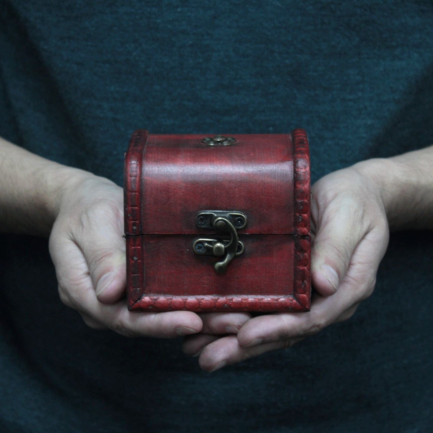 Handgefertigte Vintage-Truhe mit Messingbeschlägen - Kleine Kolonialtruhe
