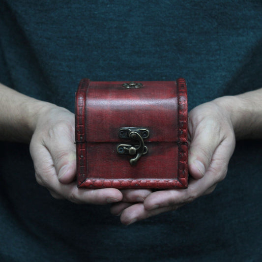 Handgefertigte Vintage-Truhe mit Messingbeschlägen - Kleine Kolonialtruhe
