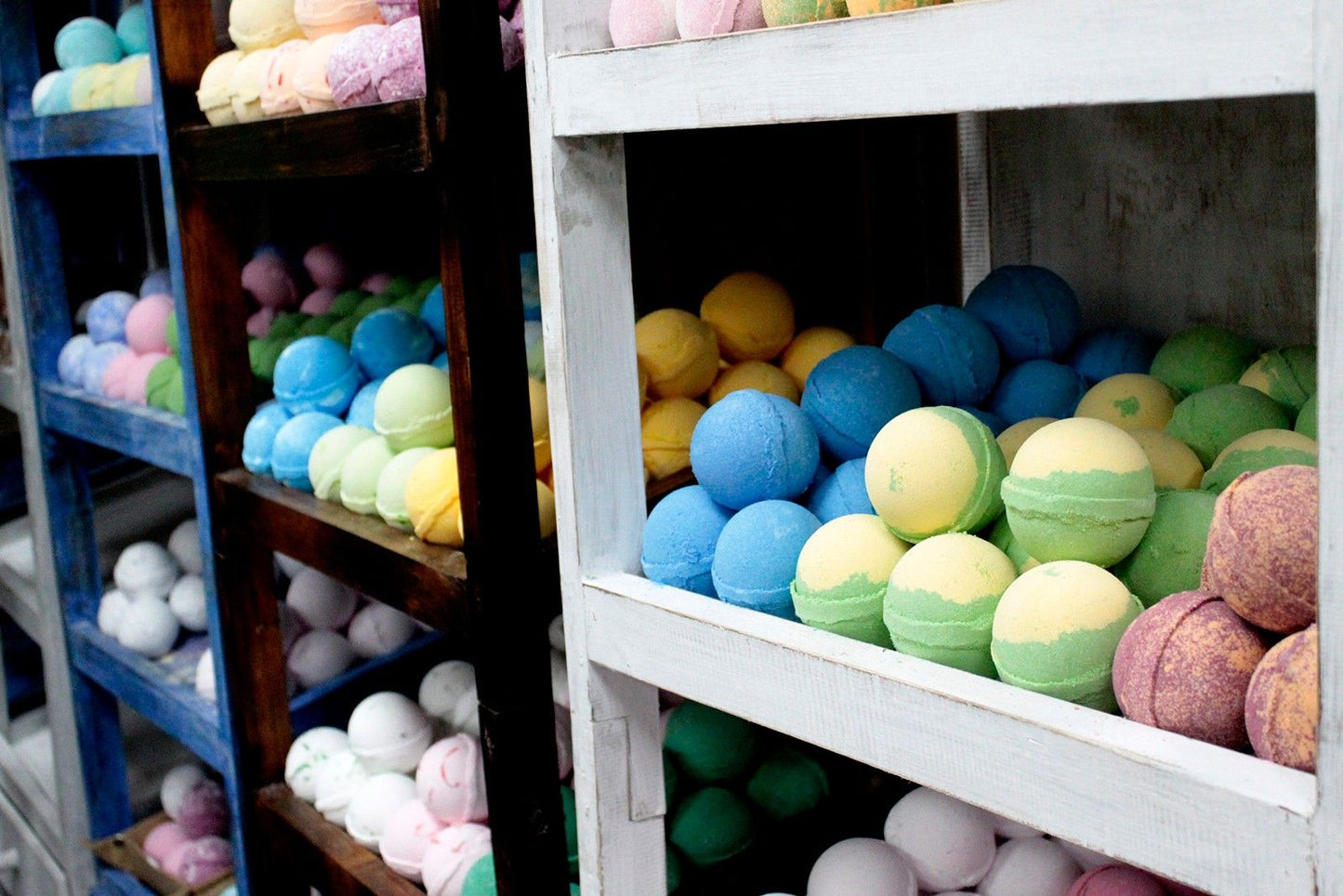 Zenith Badebomben-Regal in Naturweiß | Stilvolle Präsentation aus Albesia-Holz