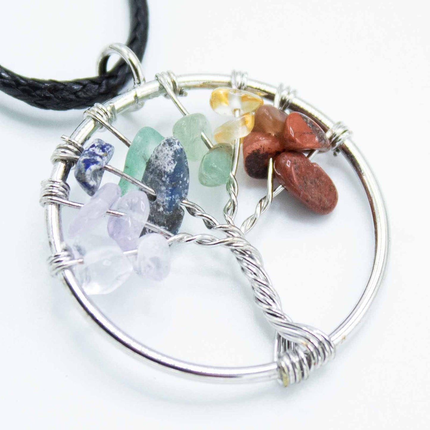 Lebensbaum-Anhänger mit 7 Chakra-Edelsteinen & Wildlederband