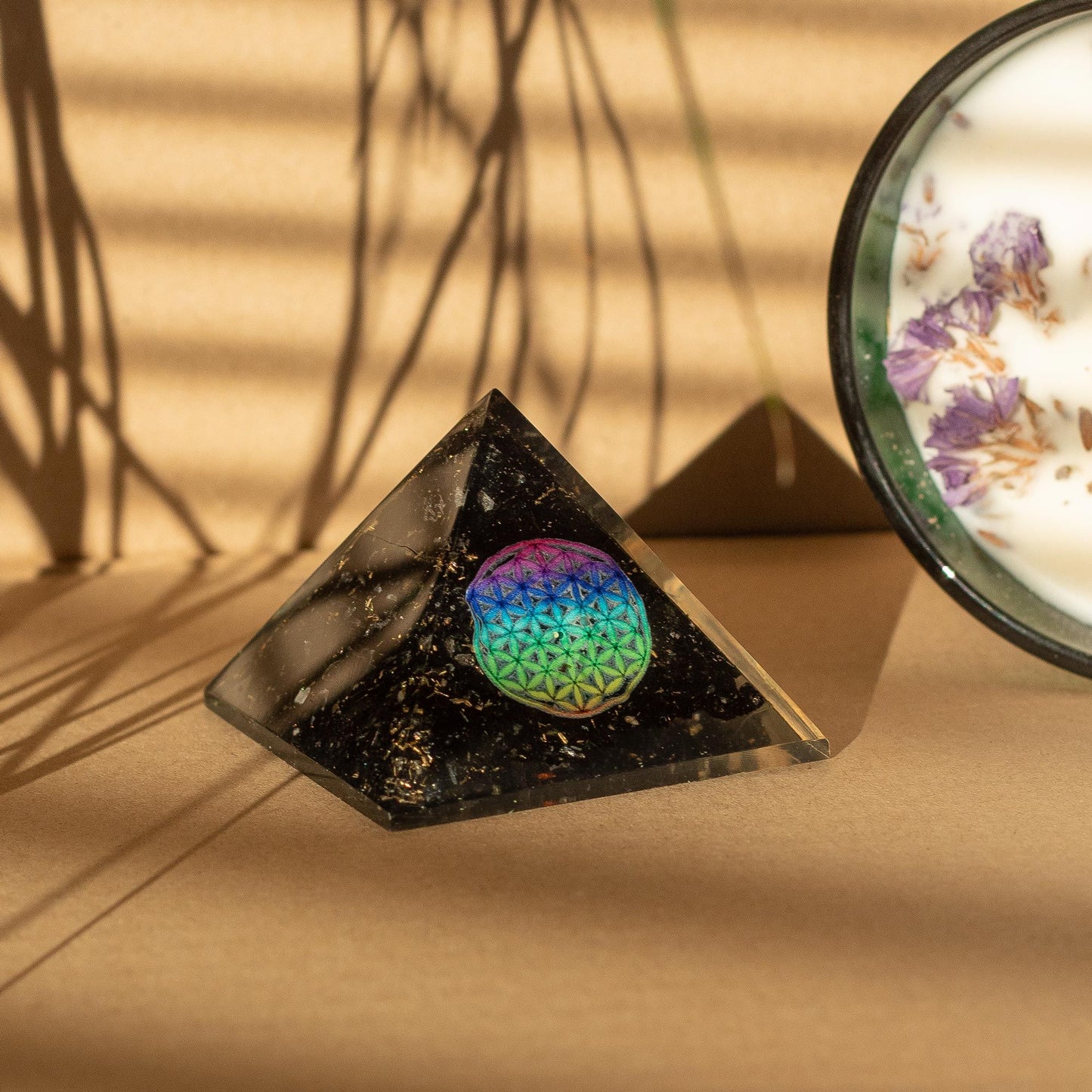 Orgonit-Pyramide 'Flower of Life' mit schwarzem Turmalin – Handgefertigte Raumharmonie