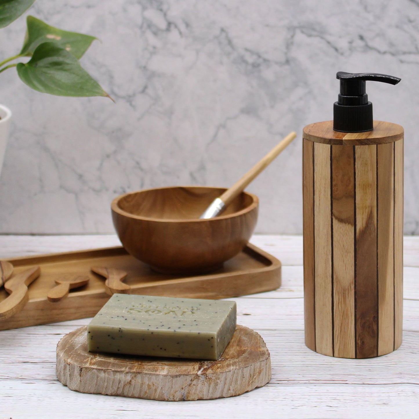 Seifenspender Rund aus Teakholz – Handgefertigtes Naturdesign