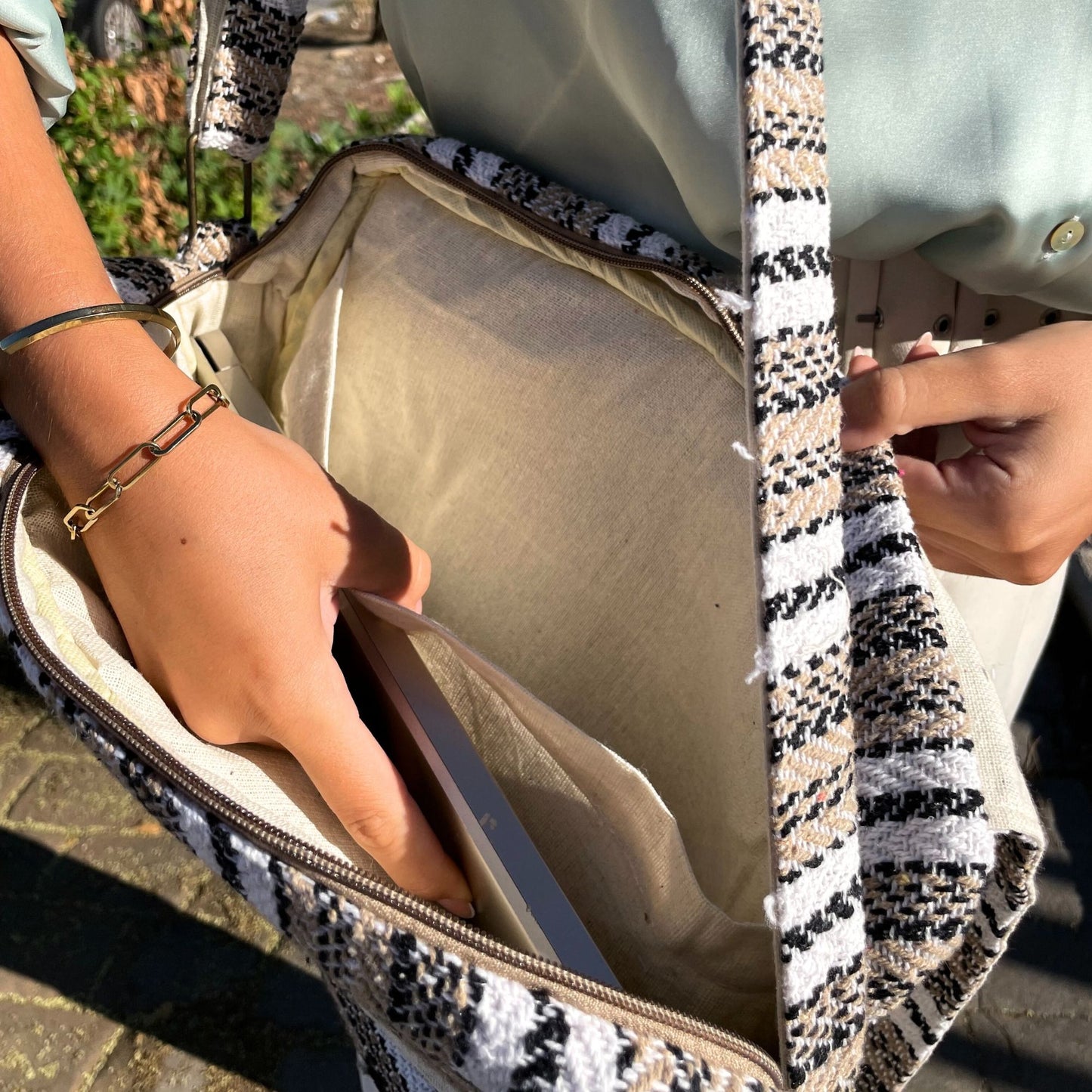 Laptoptasche aus Baumwolle mit Banjara-Muster – Zartcreme & Grau