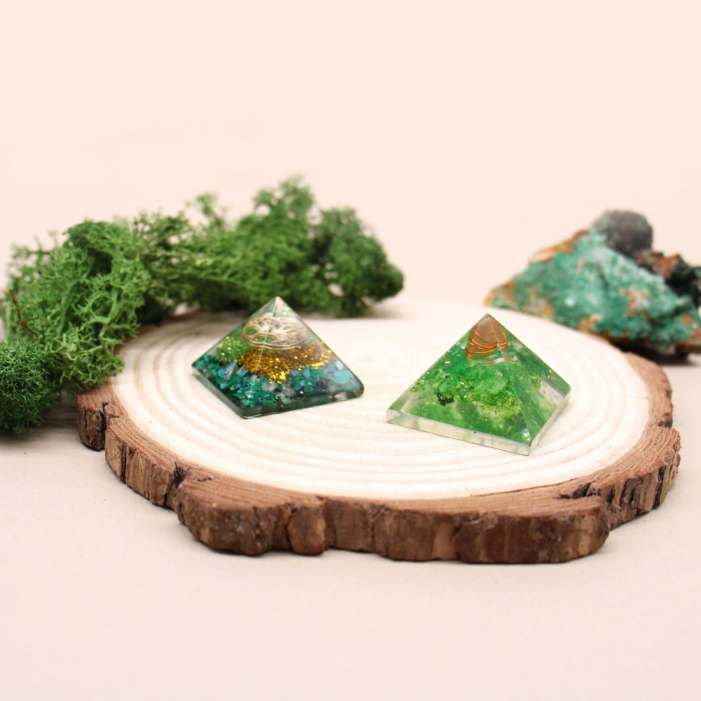 Handgefertigte Mini-Orgonit-Pyramide mit Edelsteinchips & Kupfer – 2,5 cm