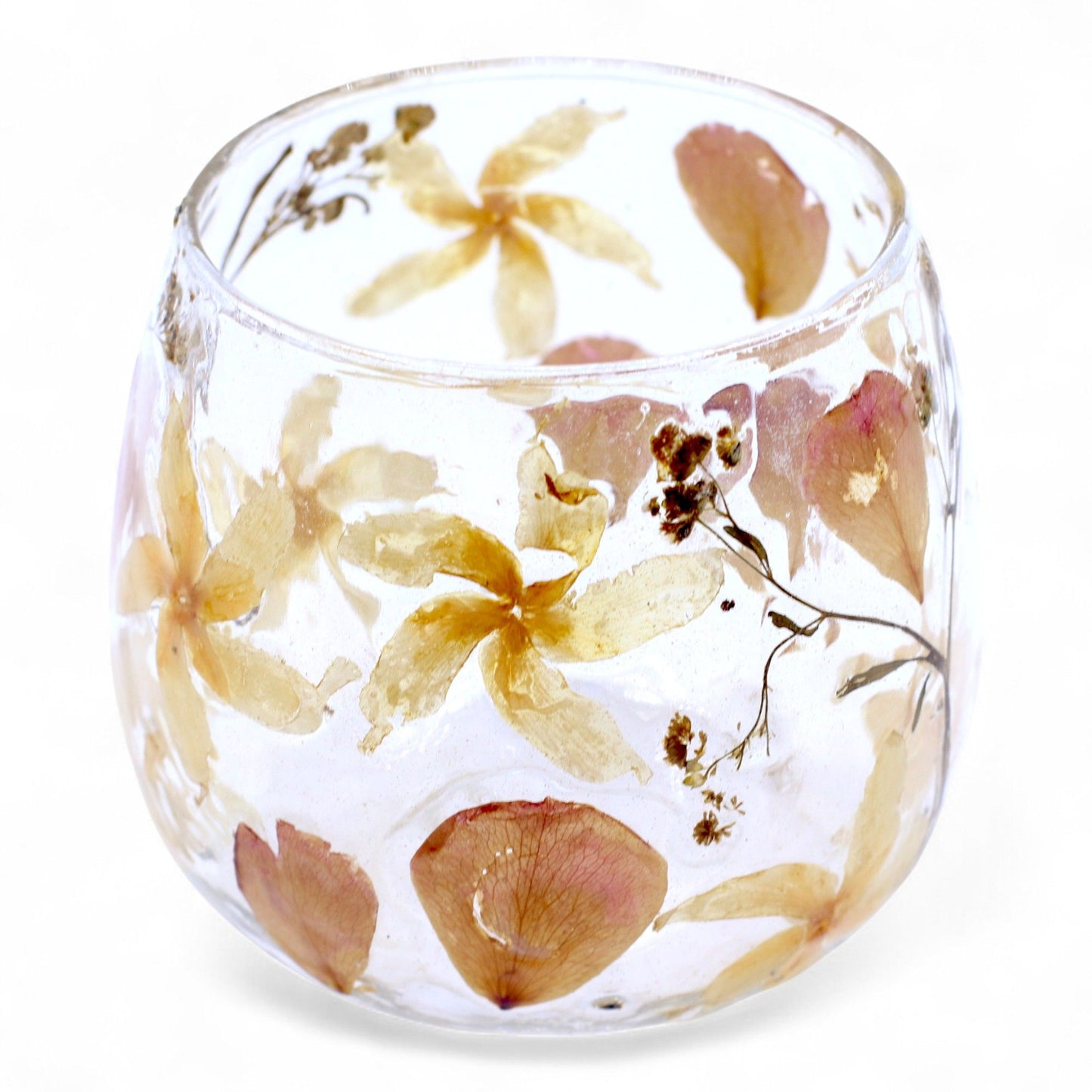 Kerzenhalter aus recyceltem Glas mit echten rosa Blüten