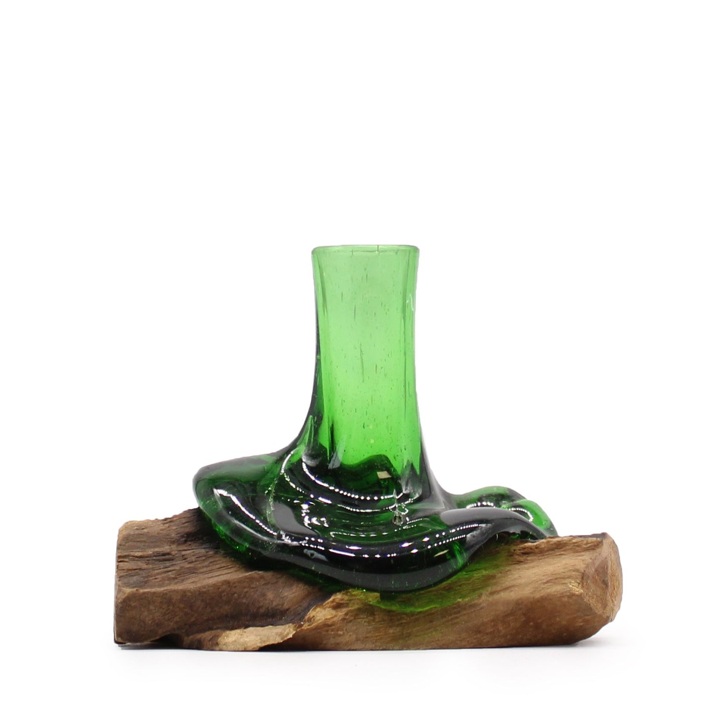 Handgefertigte Minivase aus recyceltem Bierglas auf Holzfuß