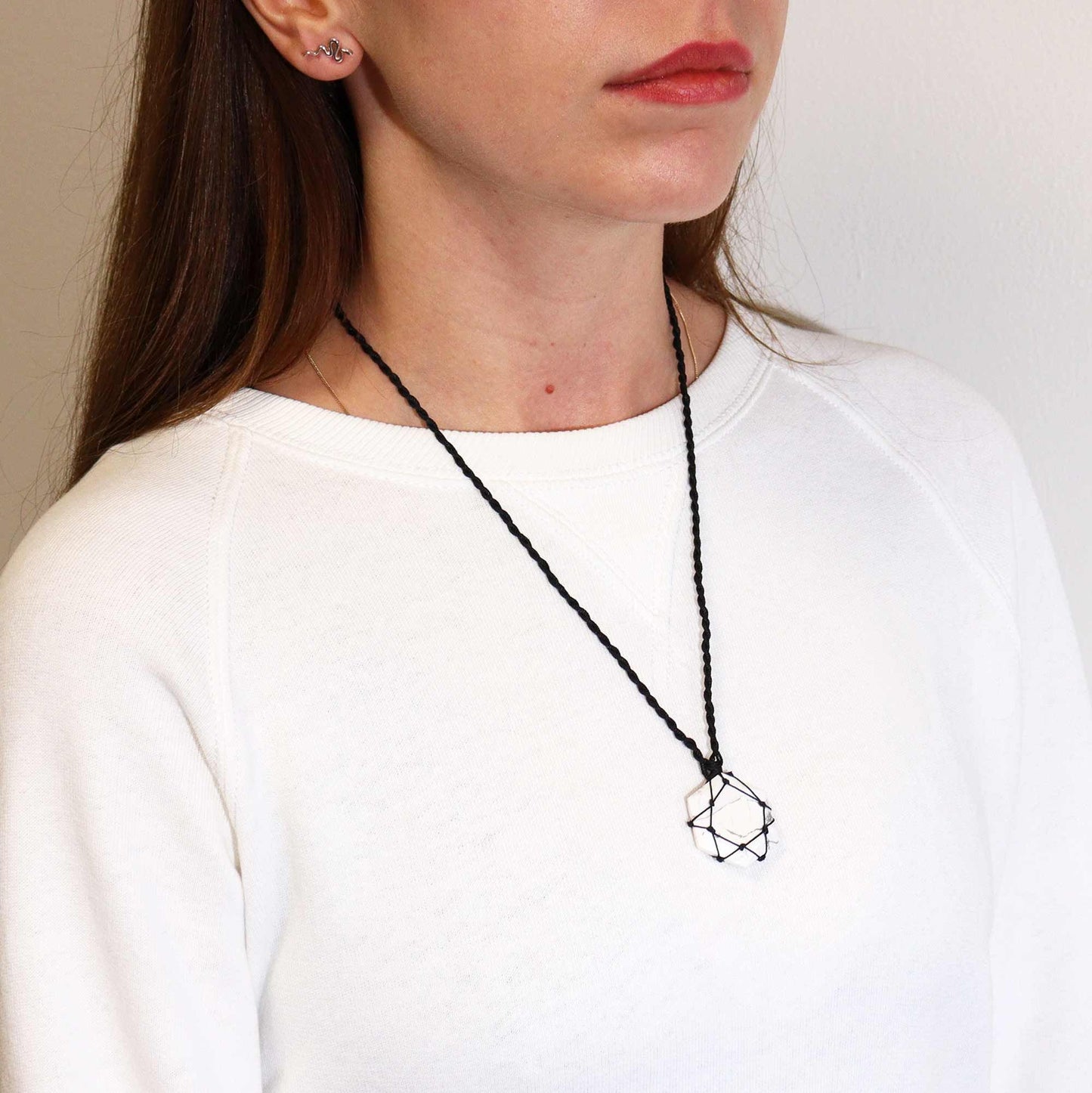 Handgeschnürter Hexagon-Anhänger aus weißem Howlit – Edelsteinschmuck mit verstellbarer Kordel
