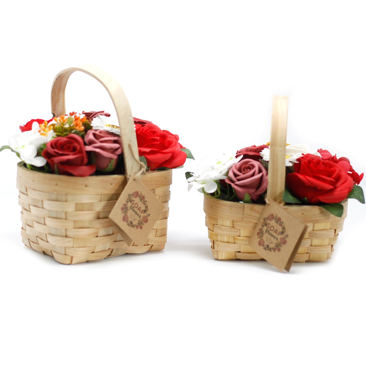 Seifenrosen-Bouquet 'Grand Rouge' im rustikalen Weidenkorb