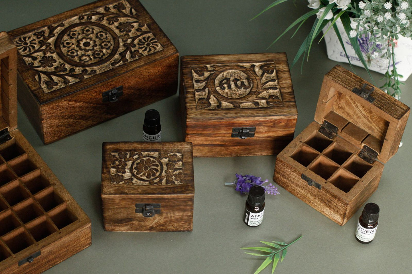 Mangoholz-Box mit Blumenschnitzerei für 12 Aromafläschchen