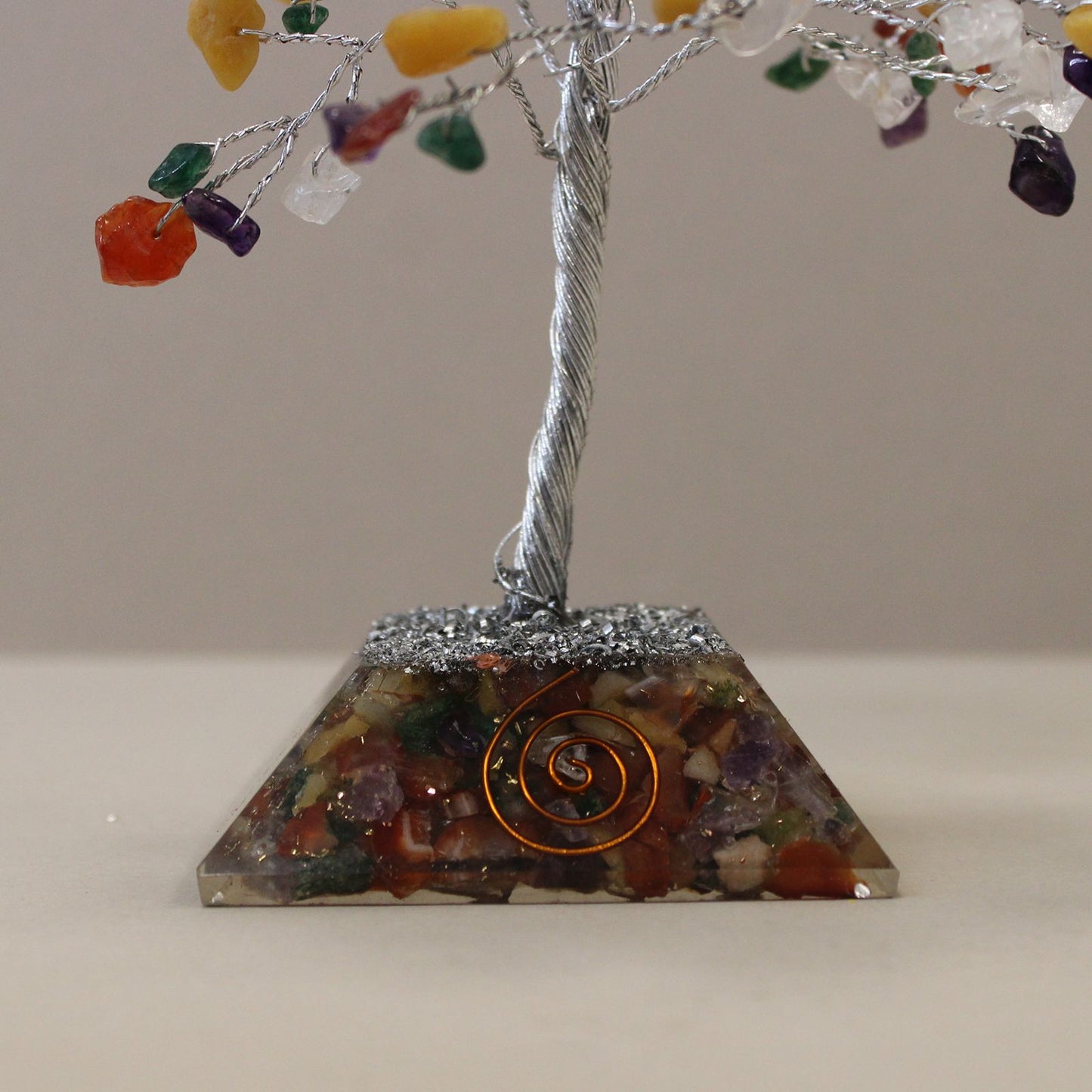 Orgonit-Pyramide mit Kristallbaum – 160 Edelsteine, handgefertigt