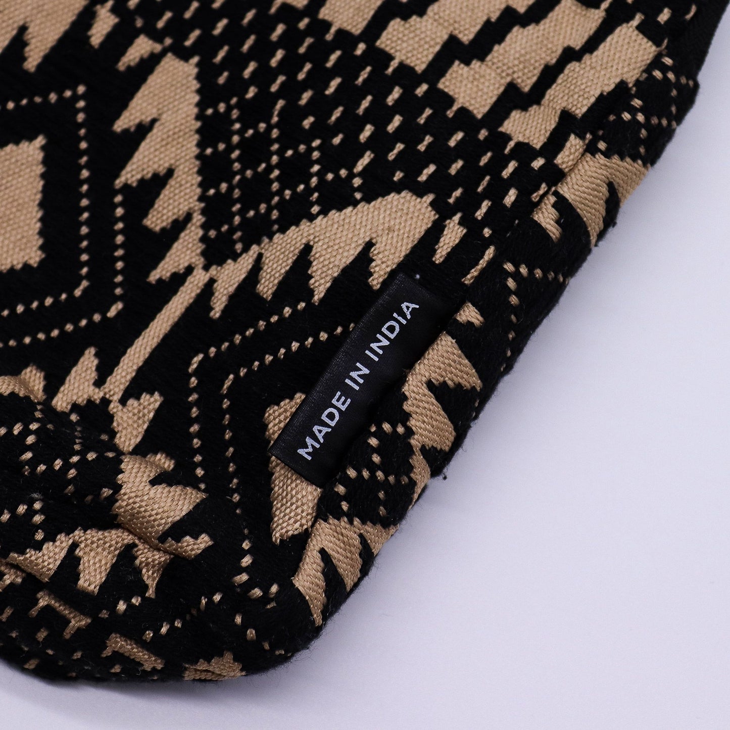 Geometrische Jacquard Umhängetasche in warmen Erdtönen
