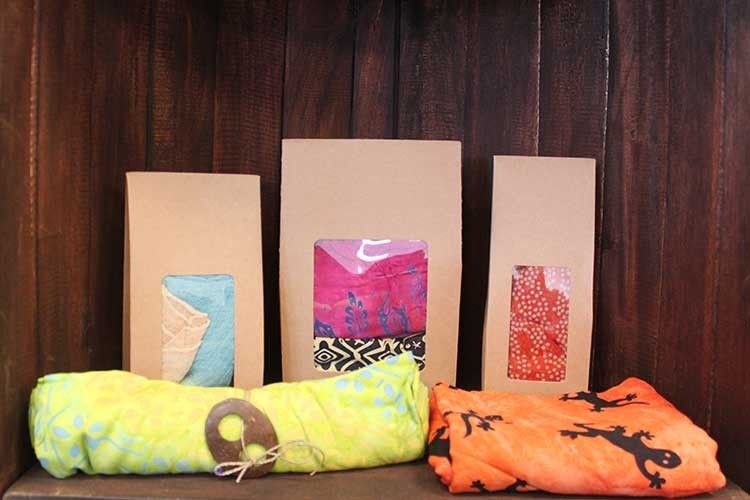 Geschenkbox mit Sichtfenster 21x11x6cm – Elegant & klebefrei faltbar