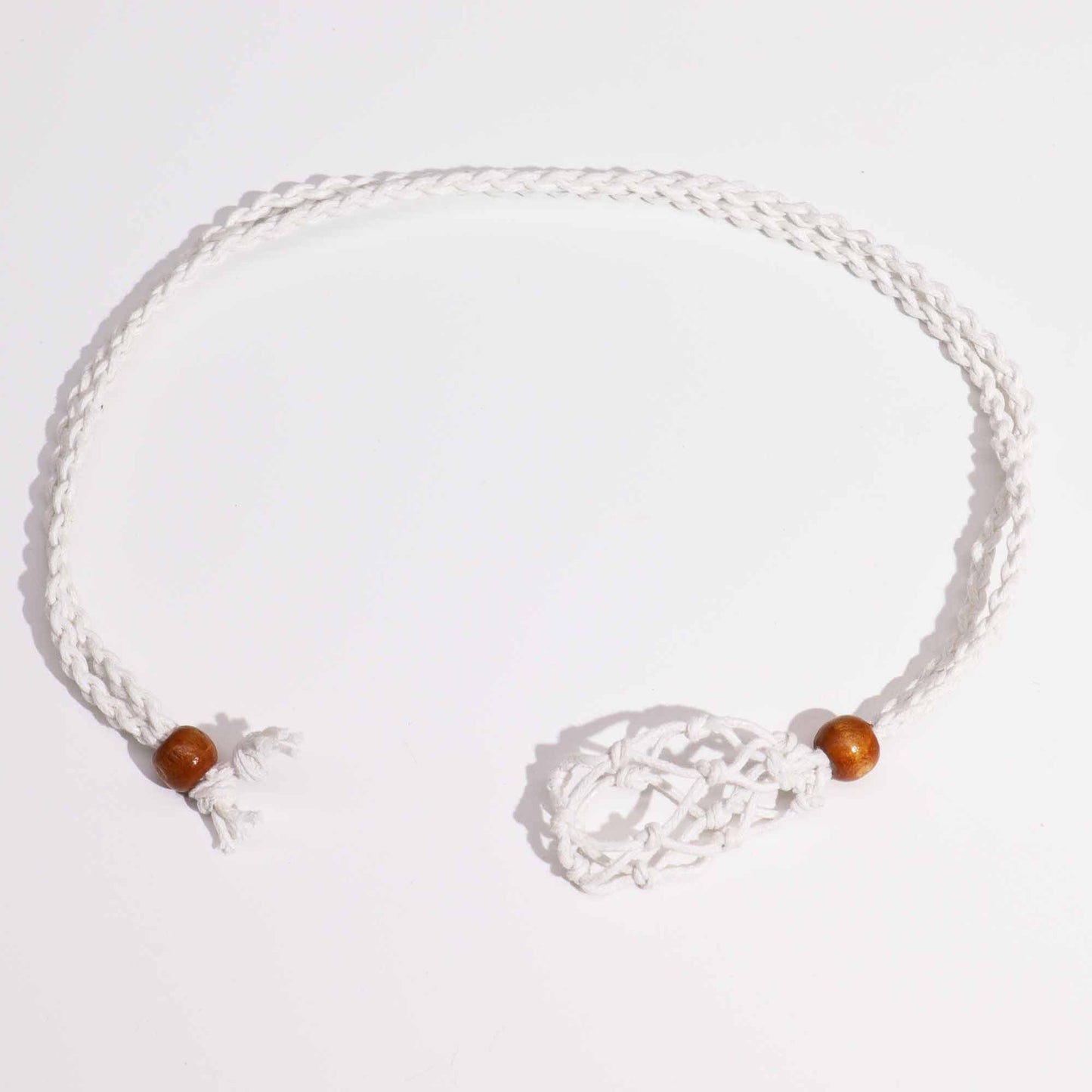 Makramee-Halsband in Weiß – Verstellbarer Schmuckträger für Kristalle mit Holzperle