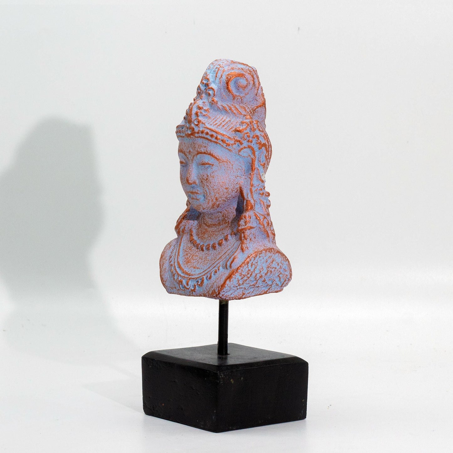 Glücksstatue Prinzessin Java - Handgefertigte Skulptur in Blau-Kupfer auf Holzbasis