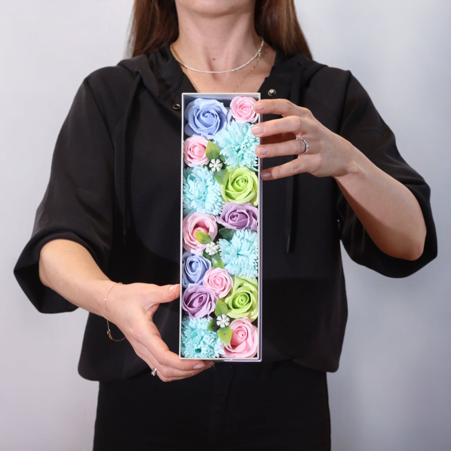 Geschenkbox 'Kleiner Segen' in Blau mit filigranen Seifenblumen