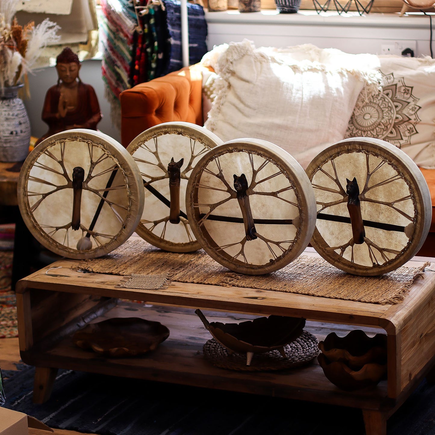 Spirit of the Wolf – Handgefertigte Schamanentrommel mit Wolfskopf-Griff, 40 cm, stimmbar