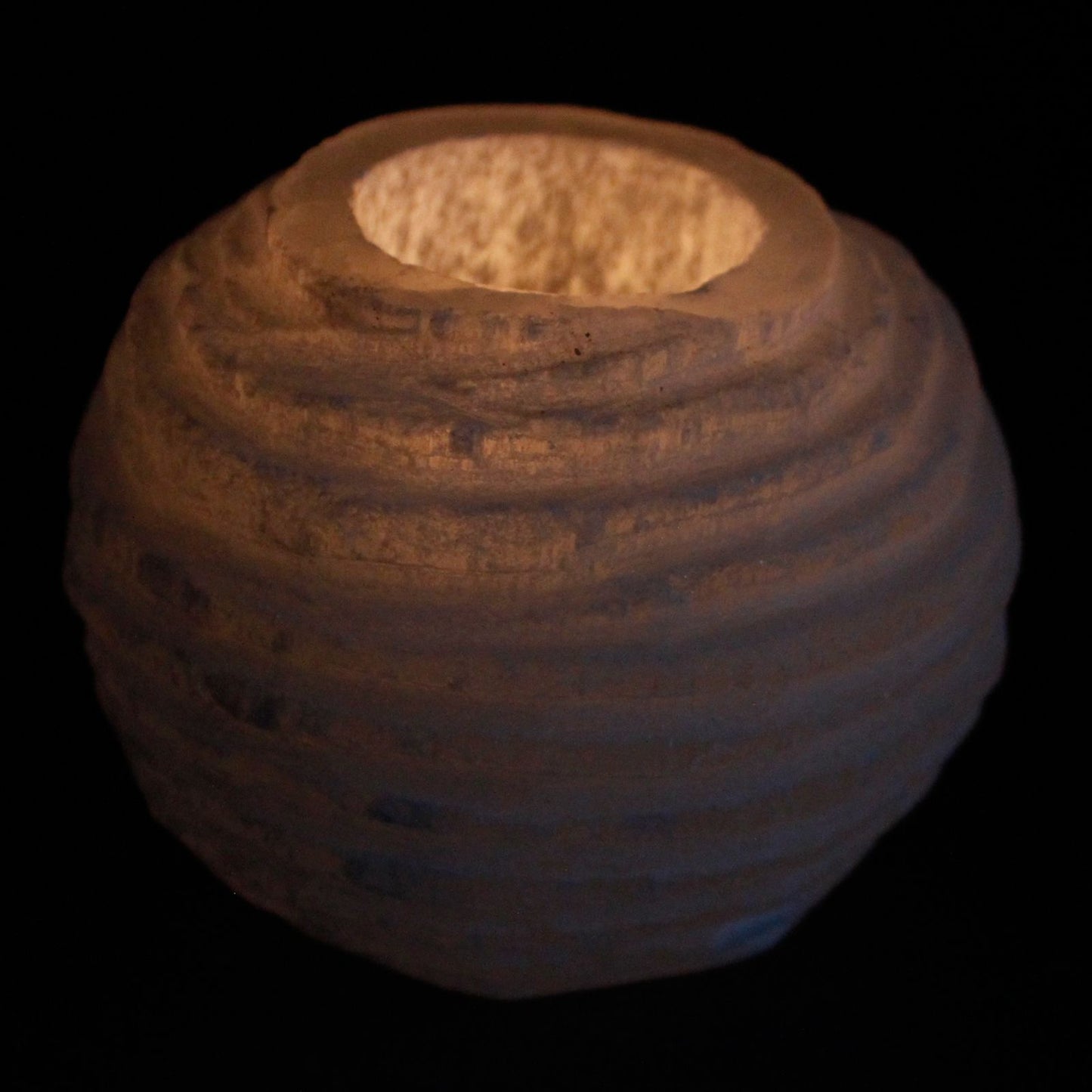 Selenit-Kerzenhalter 'Schneekugel' mit Naturkante – 8 cm