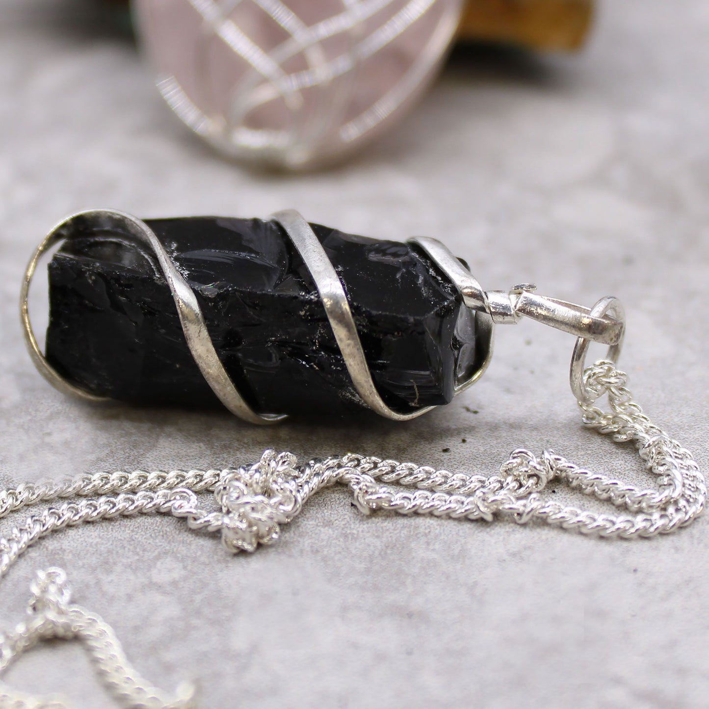Handgewickelte Halskette mit natürlichem Schwarz-Onyx - Versilbert