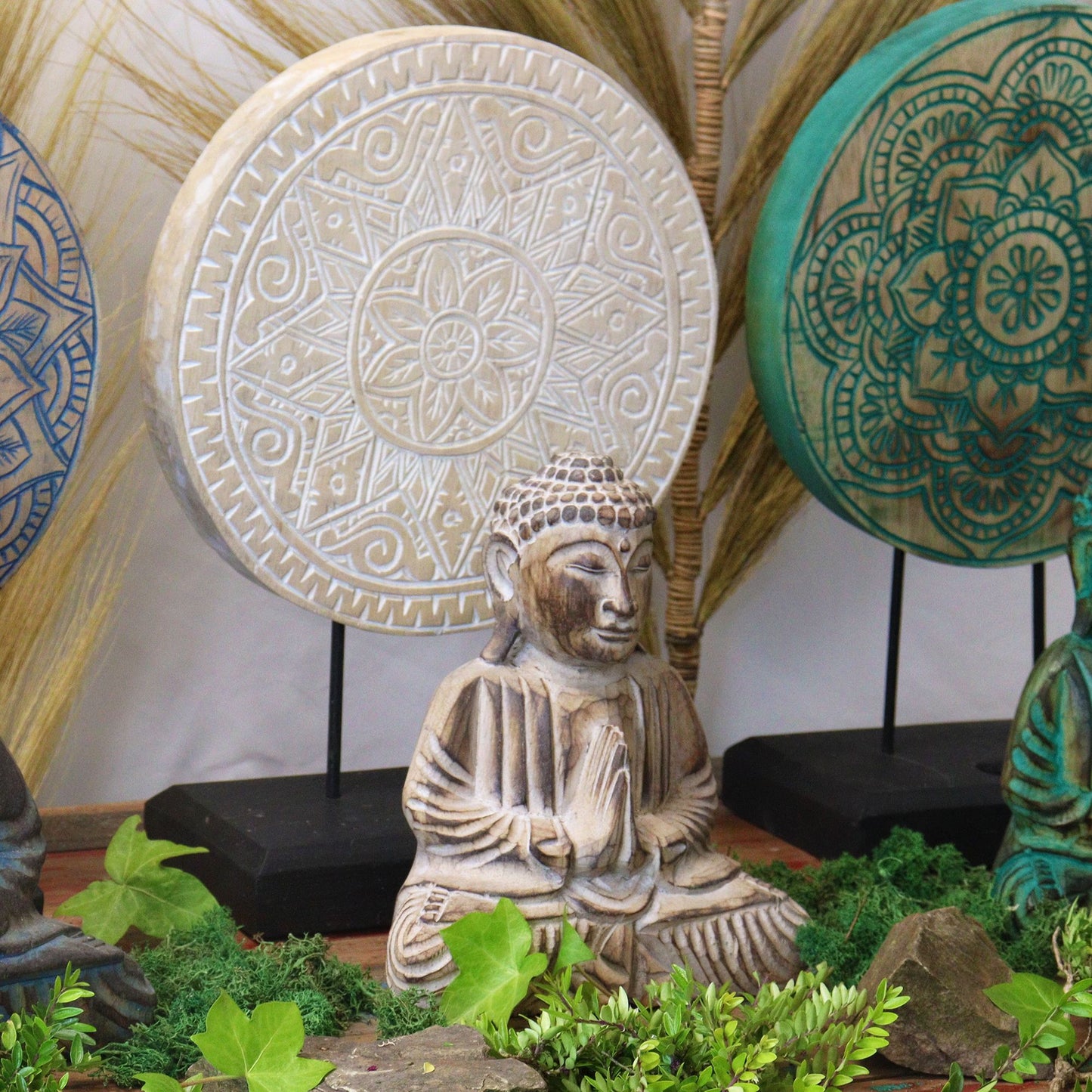 Buddha-Statue mit Mandala-Ständer – Feng Shui Set aus balinesischem Albasia-Holz