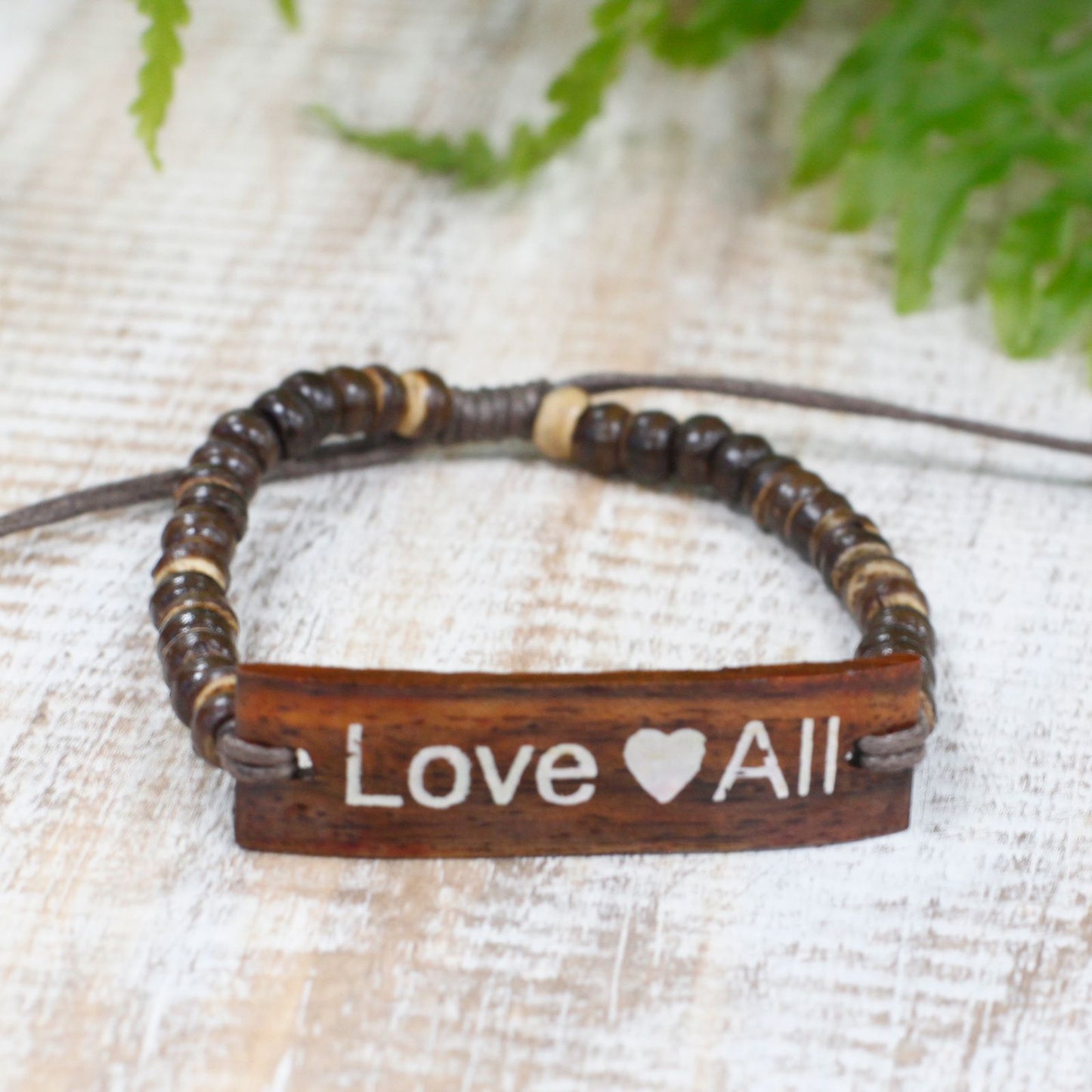 LoveAll Armband aus Kokosholz mit persönlicher Botschaft