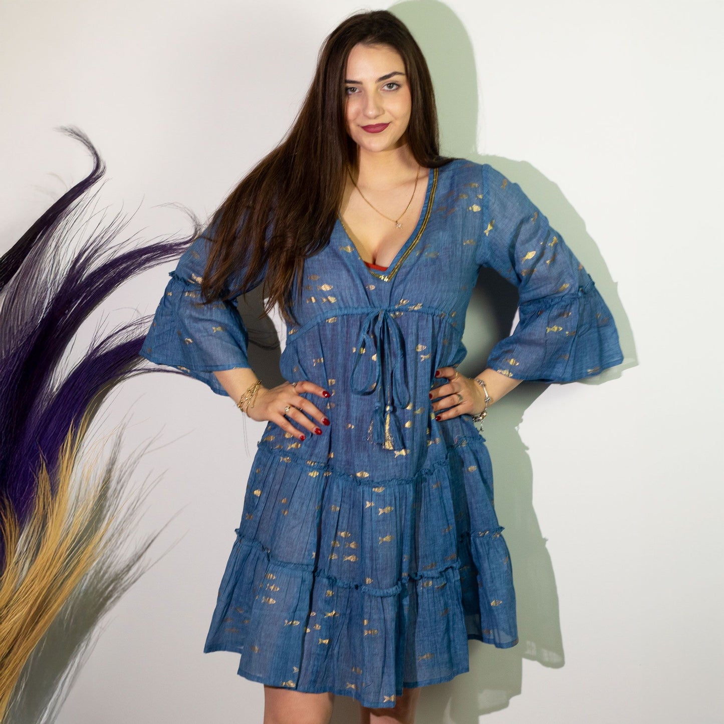 Mediterranes Unikat-Kleid mit handgemalten Goldfischen in Meeresblau