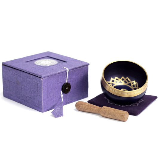 Klangschale für das Kronenchakra in Violett – Messing mit Holzschlägel