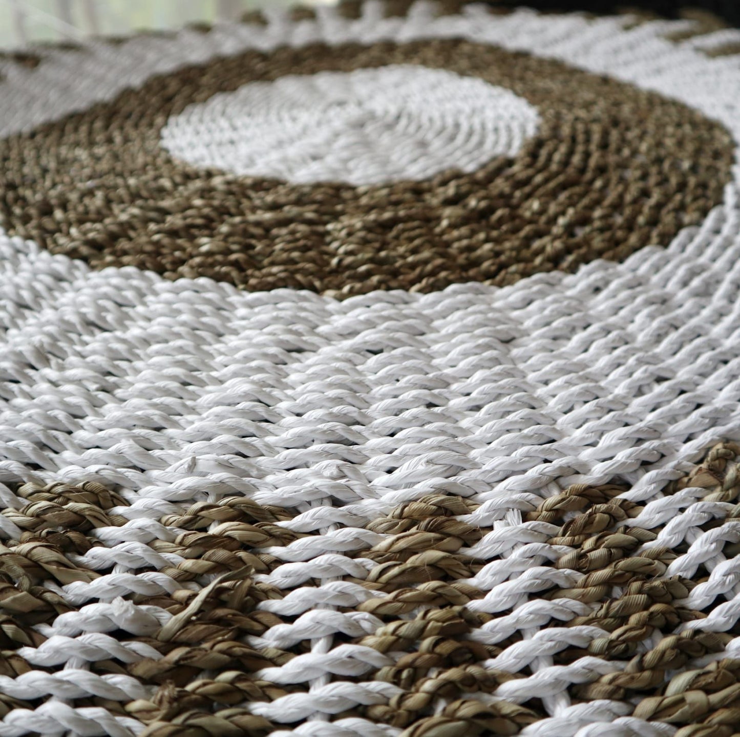 Handgewebter Rundteppich aus Seegras in Weiß & Beige, 100 cm