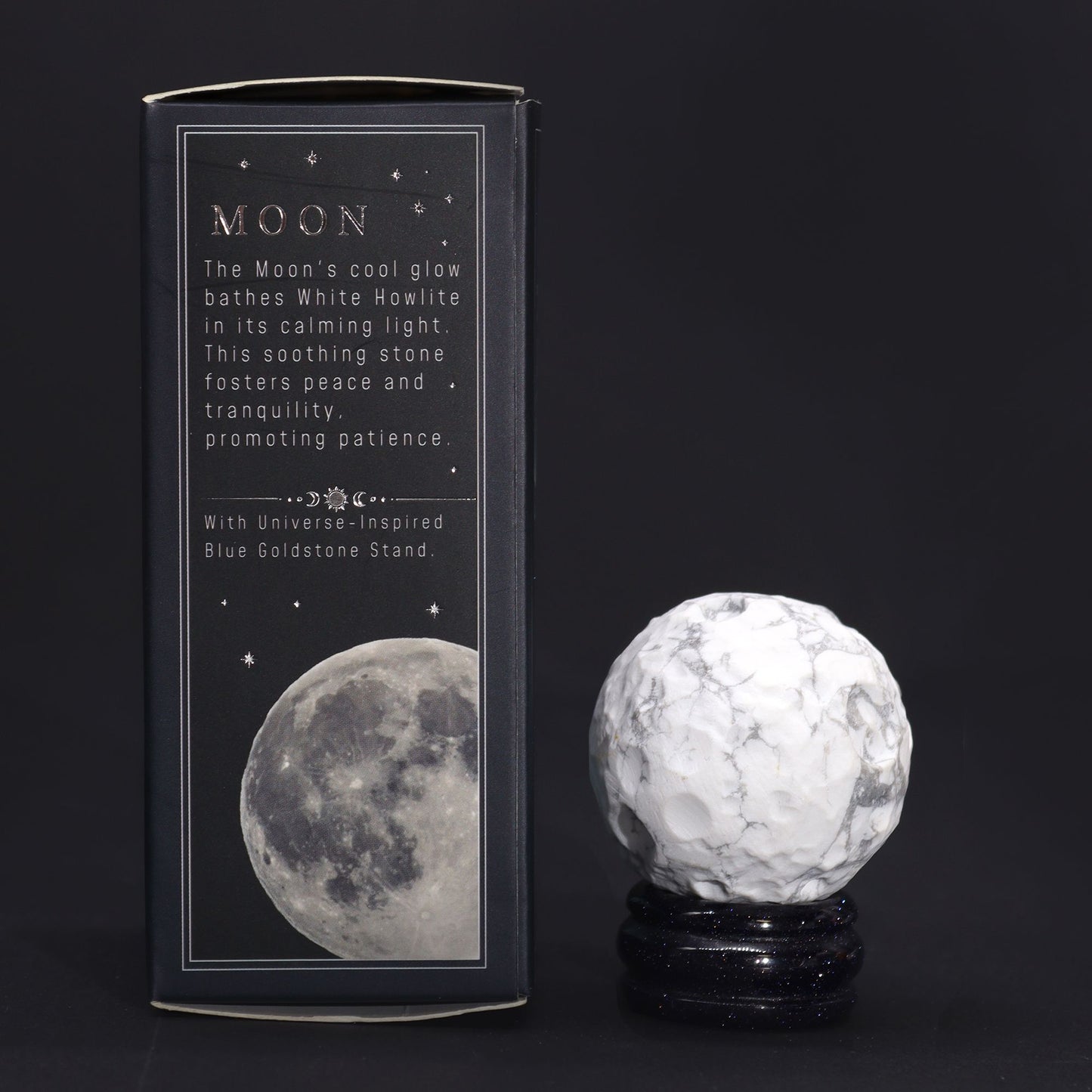 Mond-Planet aus weißem Howlit – Edelsteinkugel 40mm auf Sola-Goldstein-Sockel