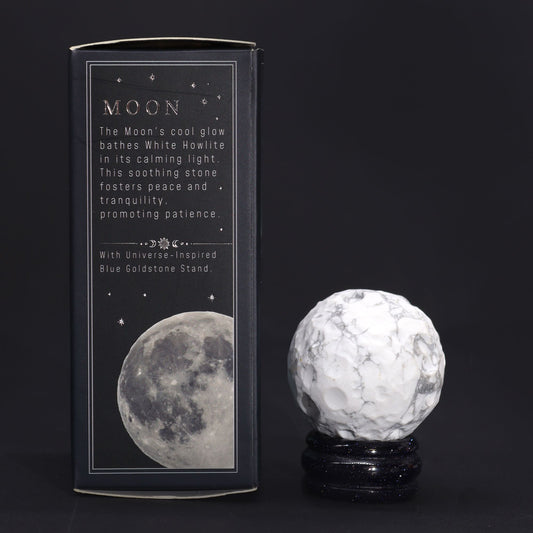 Mond-Planet aus weißem Howlit – Edelsteinkugel 40mm auf Sola-Goldstein-Sockel