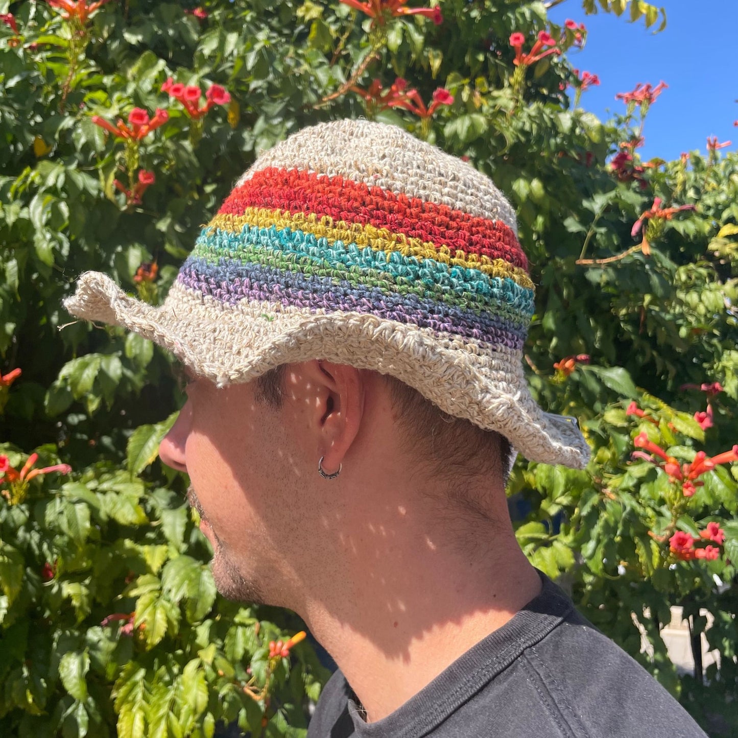 Handgestrickter Festivalhut in Regenbogenfarben - Hanf & Baumwolle