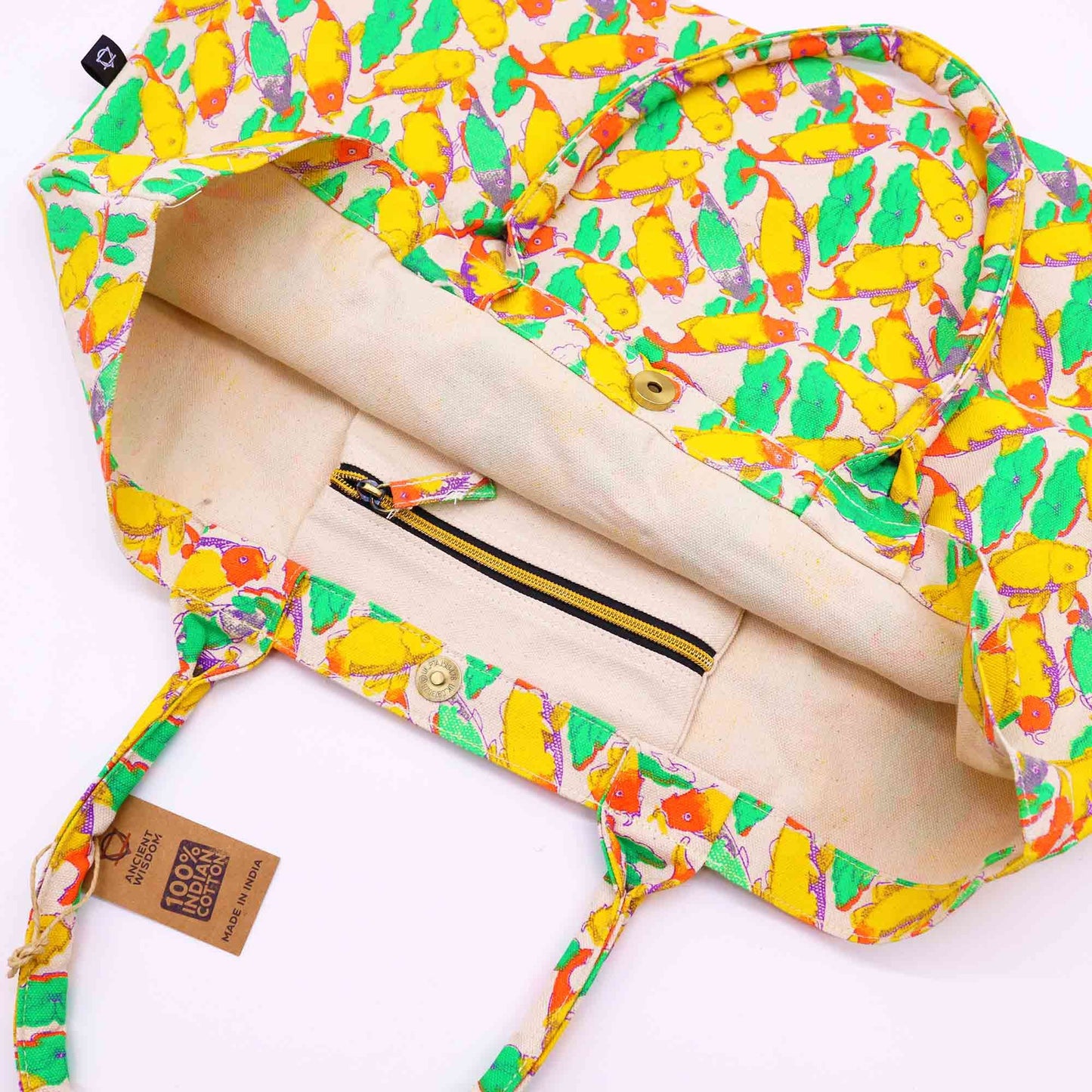 Große Baumwolltasche 'Strahlender Koi' – Leuchtendes Design in Gelb, Grün & Orange