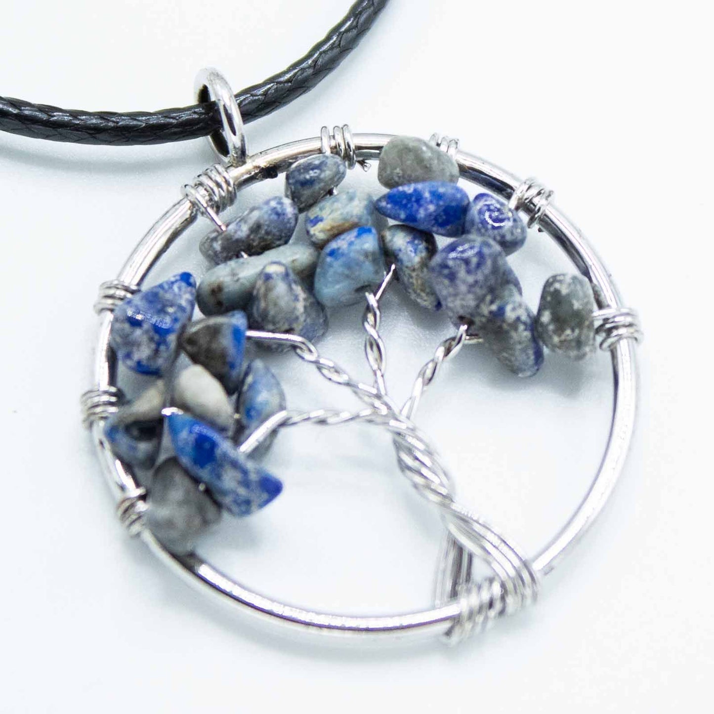 Lebensbaum Anhänger aus Sodalith – Handgefertigter Edelsteinschmuck mit Lederband