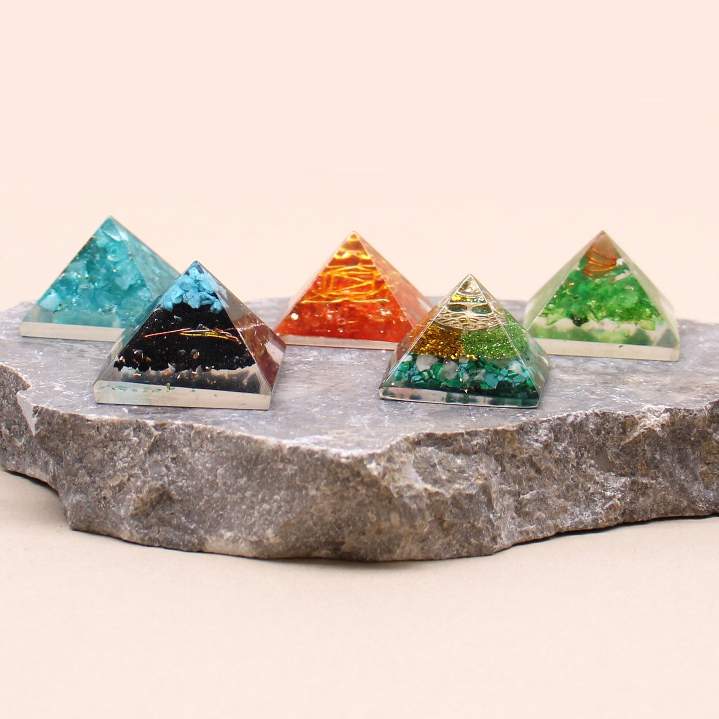 Handgefertigte Mini-Orgonit-Pyramide mit Edelsteinchips & Kupfer – 2,5 cm