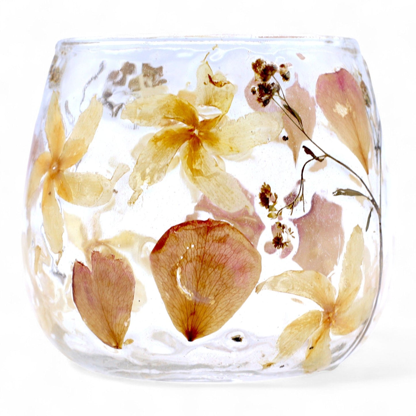 Kerzenhalter aus recyceltem Glas mit echten rosa Blüten