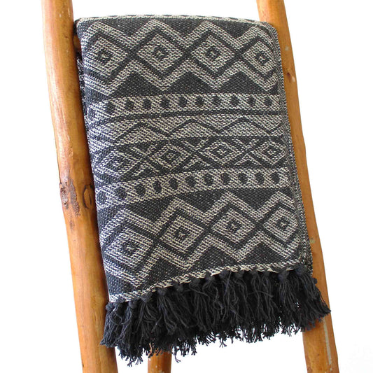 Graue Wohndecke mit geometrischem Muster – 125 x 150 cm aus Baumwolle