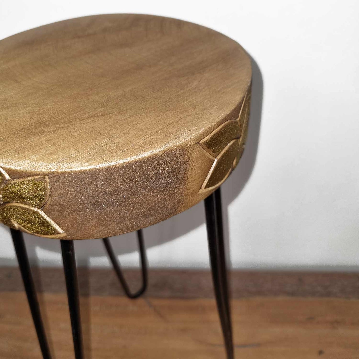 Pflanzenständer aus Albasia-Holz mit Goldakzent – Vintage Design