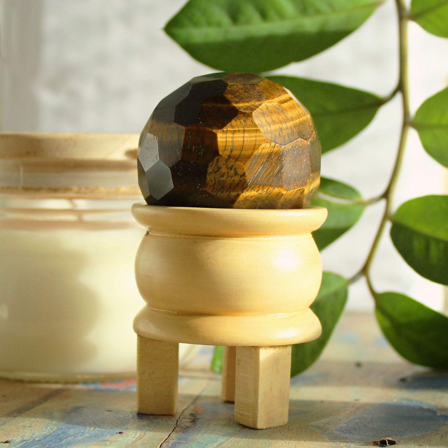 Facettierte Tigeraugen-Kugel mit Holzständer – Edelstein für Energie & Meditation